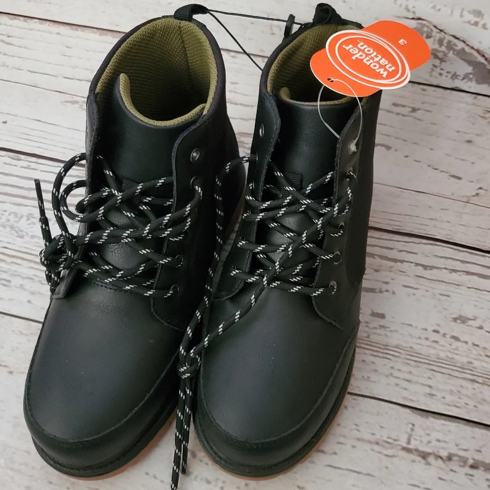 Wonder Nation boy's boots with non-marking outsole black size 3